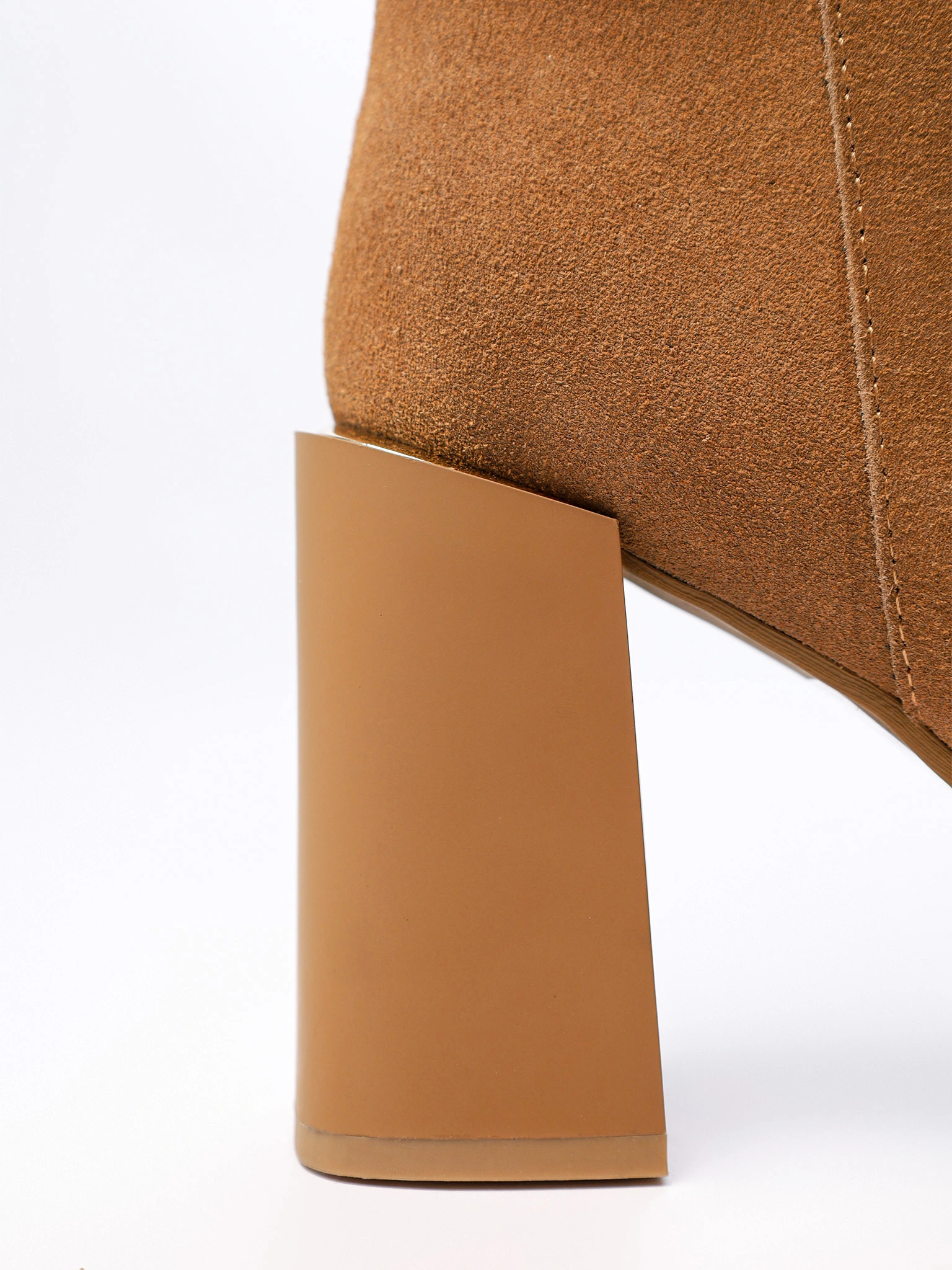 Сапоги коричневого цвета на высоком каблуке